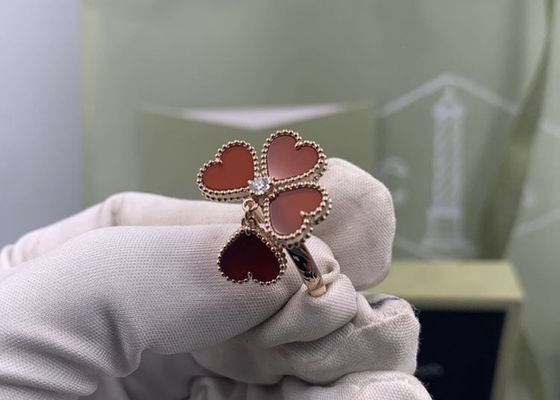 Flor modificada para requisitos particulares Ring With Carnelian de Rose Gold Van Cleef And Arpels