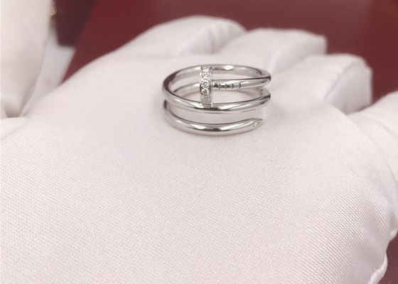 El clavo del oro blanco forma el compromiso Ring With Diamonds del oro 18K